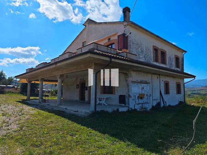 Casa con 6 locali in vendita in Via Villa De Luca, Bellante