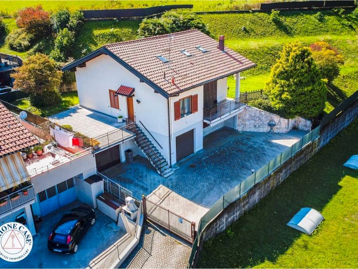 Casa con 5 locali in vendita in Via Statale, Marchirolo