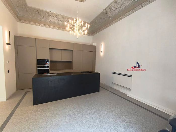Appartamento con 6 locali in vendita in Via Caltanissetta, Politeama Ruggiero Settimo, Palermo