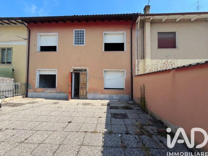 Casa con 6 locali in vendita in Via argine diversivo, Centro, Bondeno