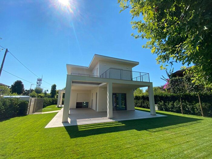 Casa con 8 locali in vendita in Forte Dei Marmi