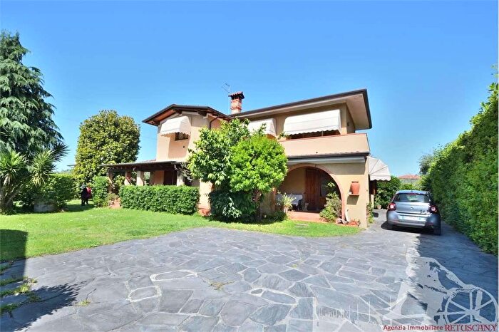 Casa con 9 locali in vendita in Forte Dei Marmi