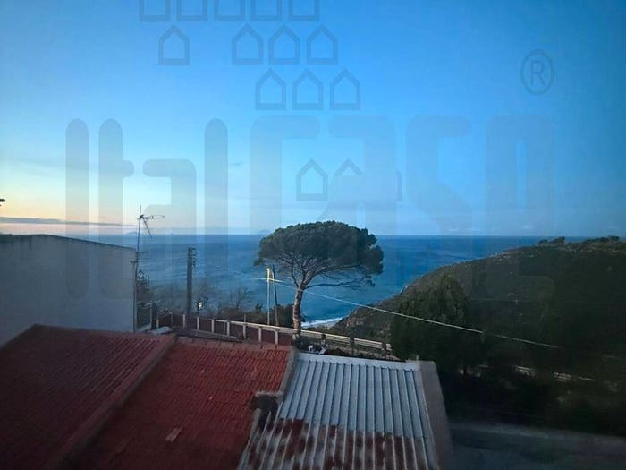 Appartamento quadrilocale in vendita in Piano Torre, Centro Storico, Messina