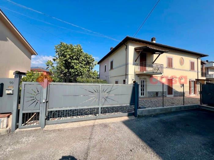 Appartamento con 5 locali in vendita in via Martiri delle Fosse Reatine, Rieti