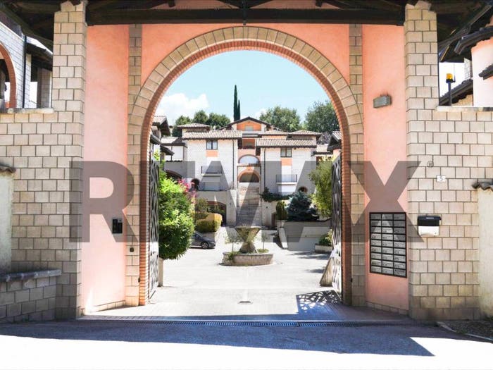 Appartamento con 6 locali in vendita in Sant'Elia Bazzano, L'Aquila