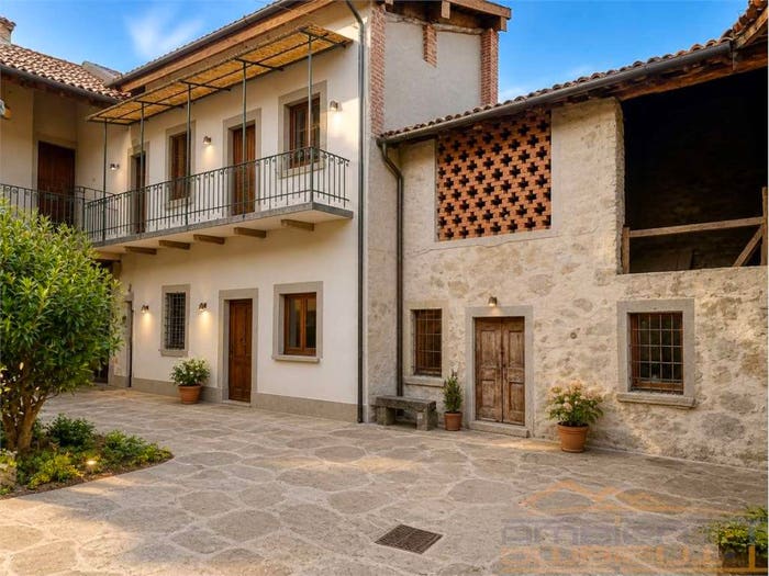 Casa con 6 locali in vendita in Piazza Alessandro Manzoni, Centro, Airuno