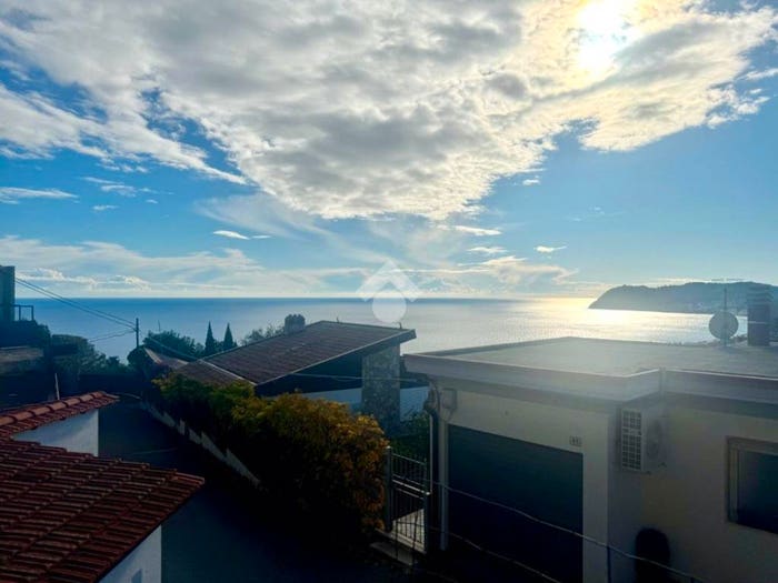 Appartamento trilocale in vendita in Via Rangè, Collina Centrale Parco Fuor del Vento, Alassio