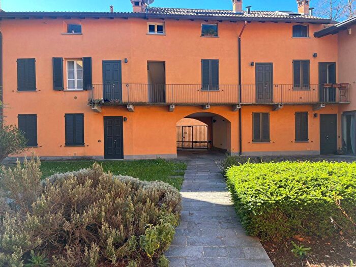 Appartamento trilocale in vendita in Piazza Giuseppe Garibaldi, Centro, Imbersago