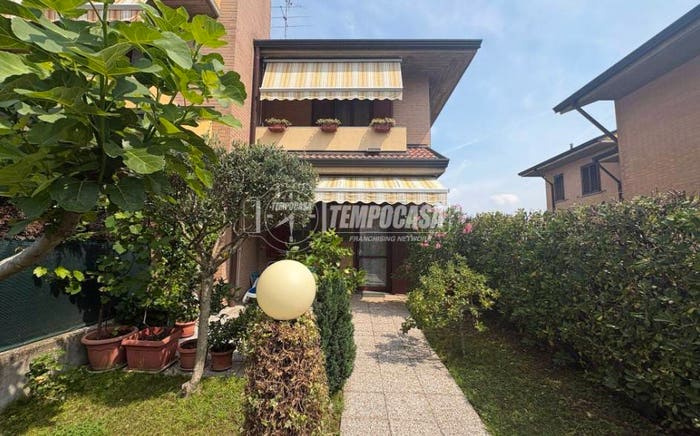 Casa trilocale in vendita in Via Sole delle Alpi, Lazzate