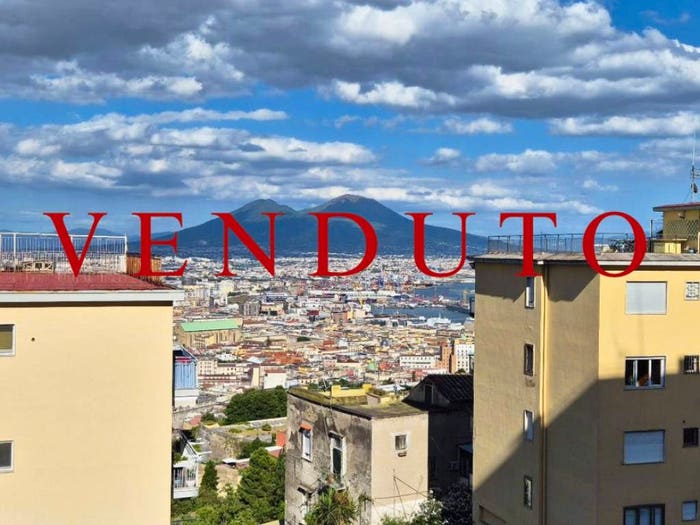 Appartamento con 6 locali in vendita in Via Girolamo Santacroce, Vomero, Napoli