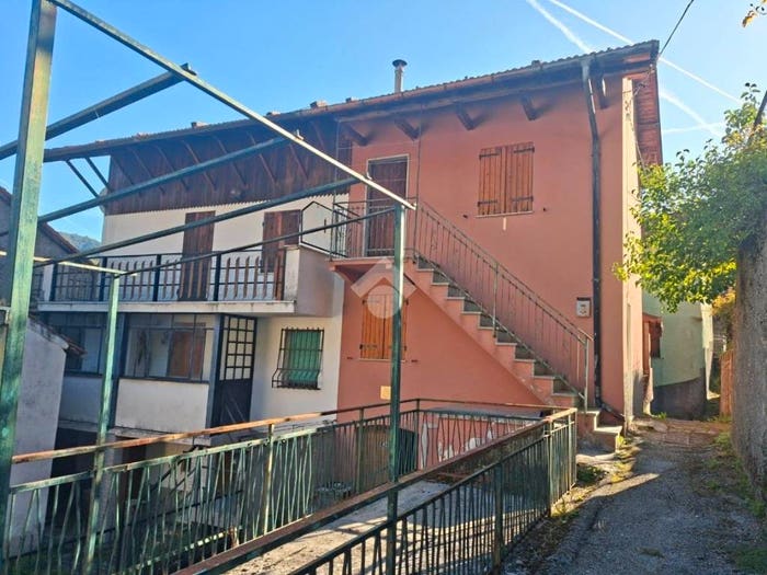 Casa trilocale in vendita in Località Vigogna, Vobbia