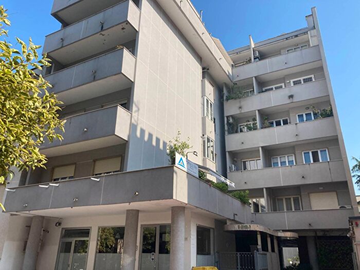 Appartamento con 10 locali in vendita in Via Fulvio Renella, Caserta