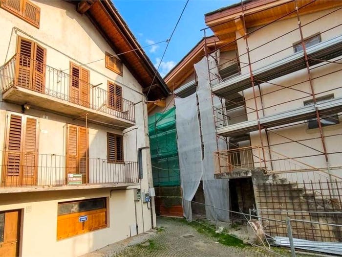 Casa con 6 locali in vendita in LLAOU DE GRANGE, Centro, Nus