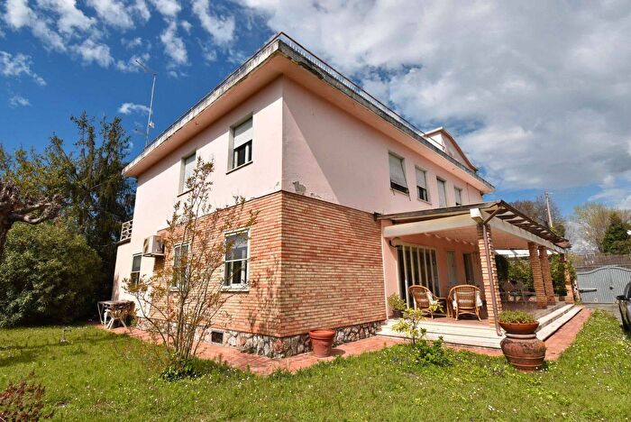Casa con 13 locali in vendita in Via Settembre, Forte Dei Marmi