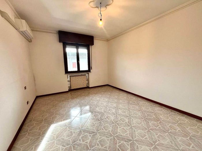 Casa con 5 locali in vendita in Via Giuseppe Garibaldi, Centro, Moglia