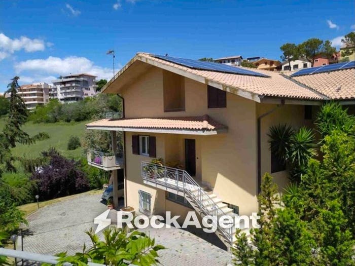 Casa con 6 locali in vendita in Via delle Maggiolate, Casoli, Atri
