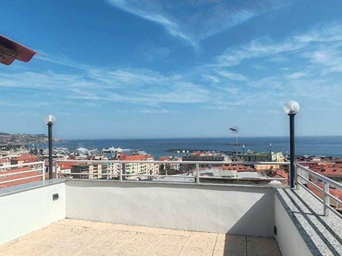 Appartamento trilocale in vendita in Via dei Lavoratori, Centro Storico, Sanremo