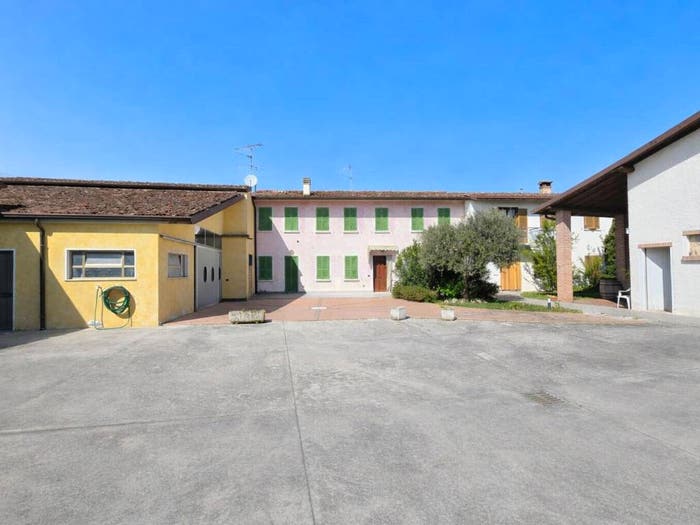 Casa con 6 locali in vendita in Castiglione delle Stiviere