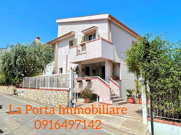Casa con 6 locali in vendita in Via Sferracavallo, Sferracavallo Barcarello, Palermo