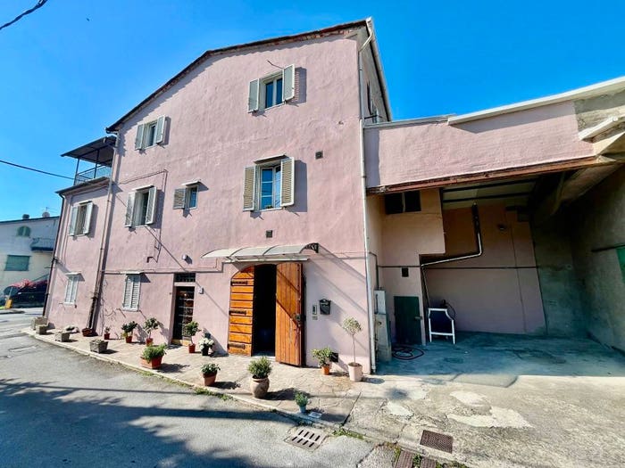 Casa quadrilocale in vendita in Via Provinciale Lucchese, Collodi Ponte all'Abate Monte a Pescia, Pescia