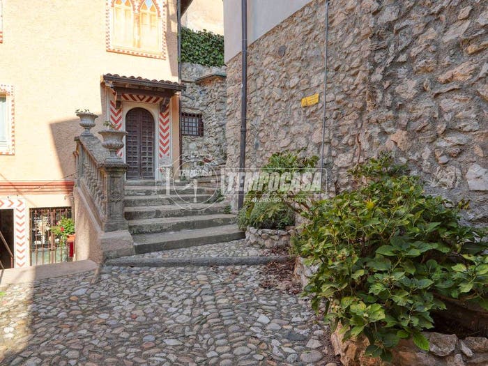 Appartamento trilocale in vendita in Via Beata Caterina Moriggi, Santa Maria del Monte, Varese