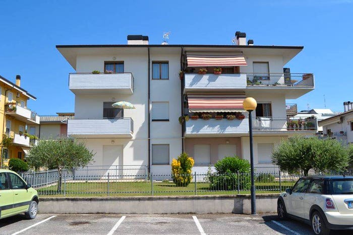Appartamento con 5 locali in vendita in Via Luca della Robbia, Centro, Fermignano
