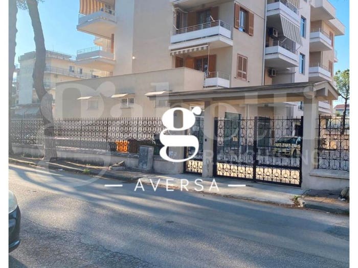 Appartamento con 5 locali in vendita in Viale J Kennedy, Aversa