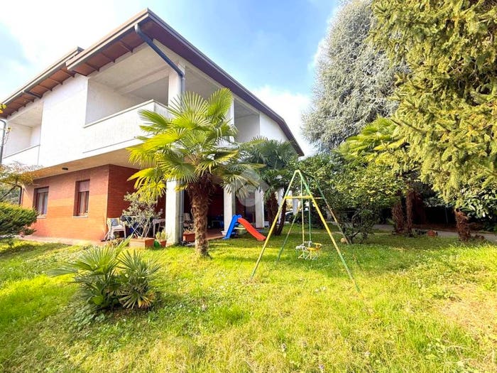 Casa con 6 locali in vendita in Via Enrico Toti, Centro, Caronno Pertusella