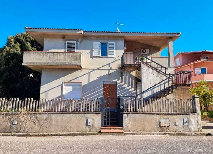 Appartamento trilocale in vendita in Via Don Vico, La Maddalena