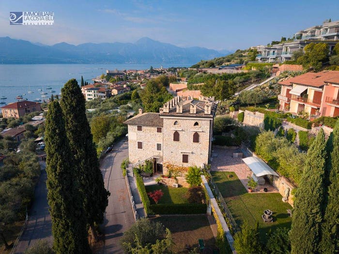 Appartamento quadrilocale in vendita in Località Camille, Centro, Torri del Benaco