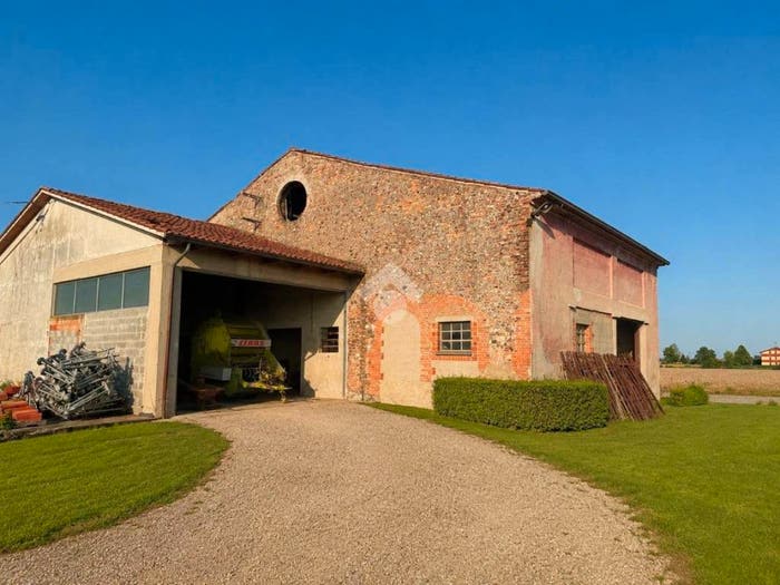 Casa con 6 locali in vendita in Medole