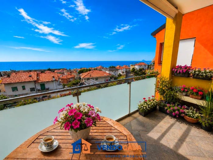 Appartamento trilocale in vendita in Via della Cornice, Centro, Pietra Ligure