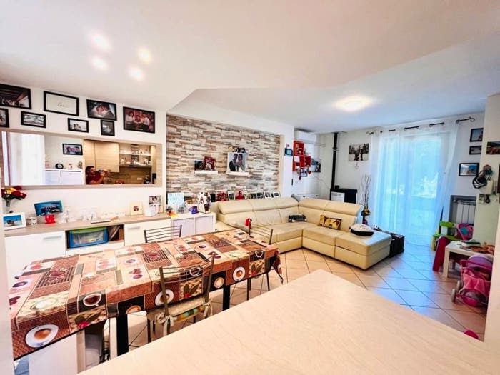 Casa con 5 locali in vendita in Podenzana