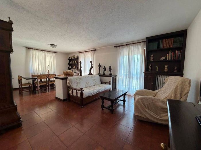 Appartamento con 6 locali in vendita in Via Tour de Grange, Centro, Chatillon