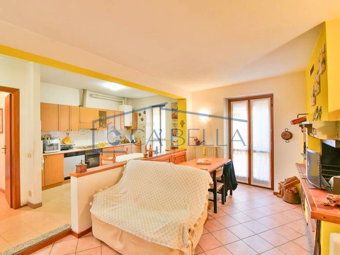 Appartamento quadrilocale in vendita in Carlo Moreschi, Cermenate