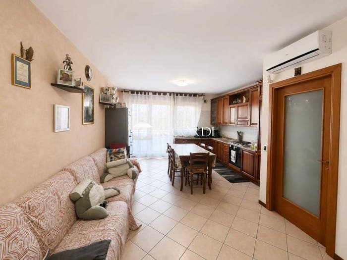 Appartamento con 6 locali in vendita in Via J F Kennedy, Centro, Casalserugo