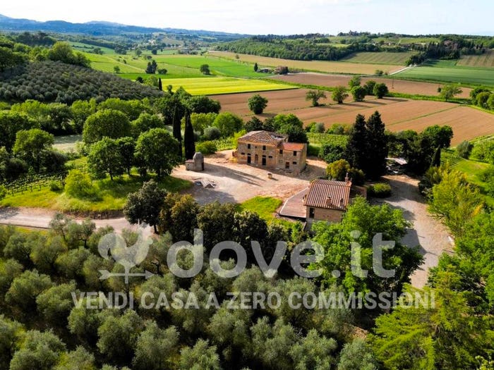 Casa con 6 locali in vendita in Via Antica Chiusina, Montepulciano