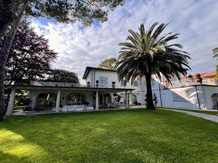 Casa con 6 locali in vendita in Via Leonardo da Vinci, Roma Imperiale, Forte dei Marmi