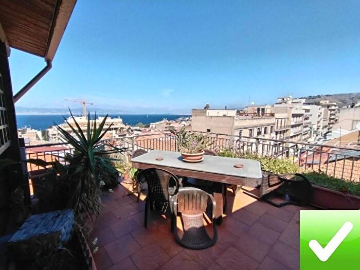 Appartamento con 8 locali in vendita in Via Filippini, Reggio Calabria