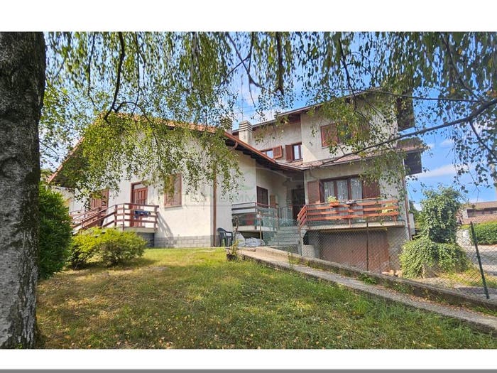 Casa con 6 locali in vendita in Paruzzaro