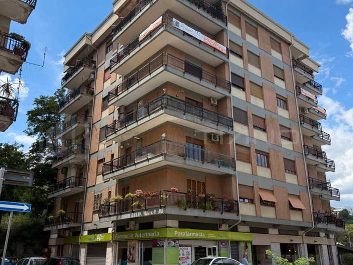 Appartamento con 6 locali in vendita in VIA PASQUALE ROSSI, Acquedotto, Cosenza