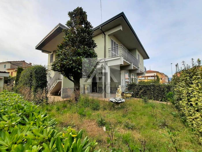 Casa con 6 locali in vendita in Traversa III Via Romana, Arancio, Lucca
