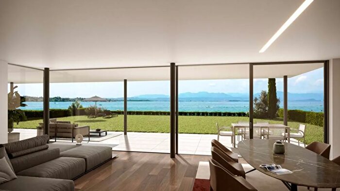 Appartamento trilocale in vendita in Lungolago Giuseppe Garibaldi, Peschiera Del Garda
