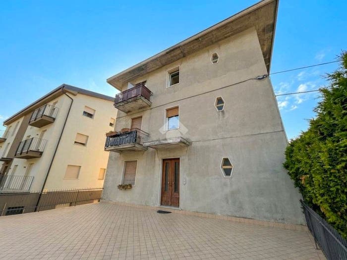 Appartamento trilocale in vendita in Via gardesana, Centro, Caprino Veronese