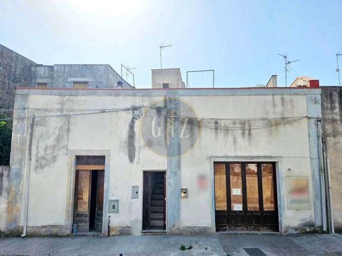 Casa con 6 locali in vendita in Viale Camillo Benso di Cavour, Centro, Carpignano Salentino