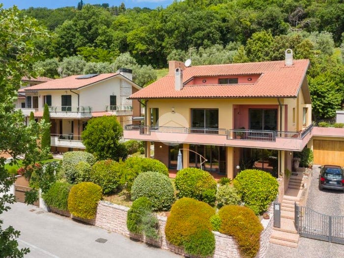 Casa con 6 locali in vendita in Via Gino Barcelli, Centro, Fossombrone