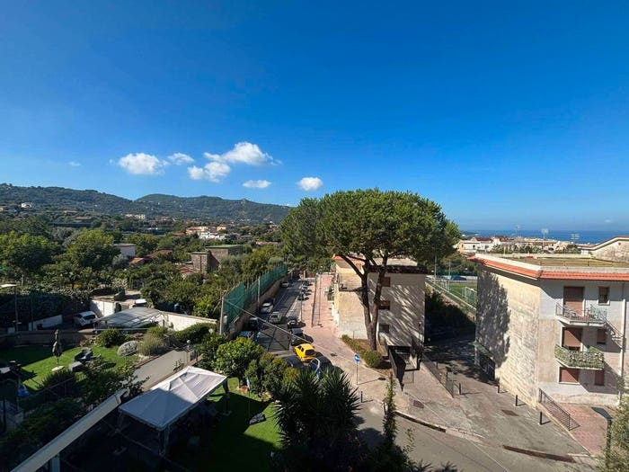 Appartamento trilocale in vendita in via Casa Lauro, Centro, Meta