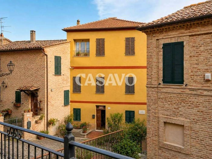 Casa con 6 locali in vendita in Via degli Orti, Centro, Montedinove