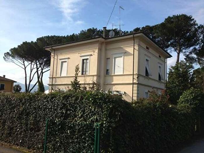 Casa con 10 locali in vendita in Barga