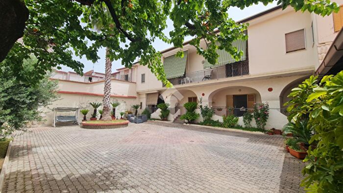 Casa con 8 locali in vendita in Vico Terzo Via Vescovo Natale, Casapulla